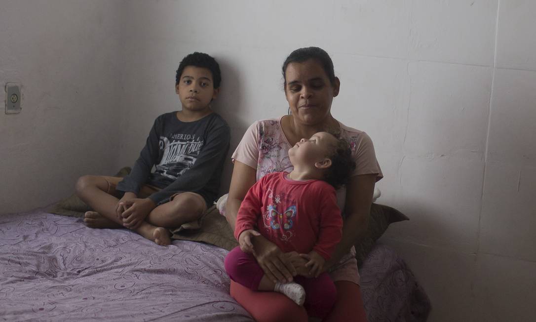 Valdineide Silva da Cruz, 40 anos, diarista, com os dois filhos Foto: Edilson Dantas / Agência O Globo