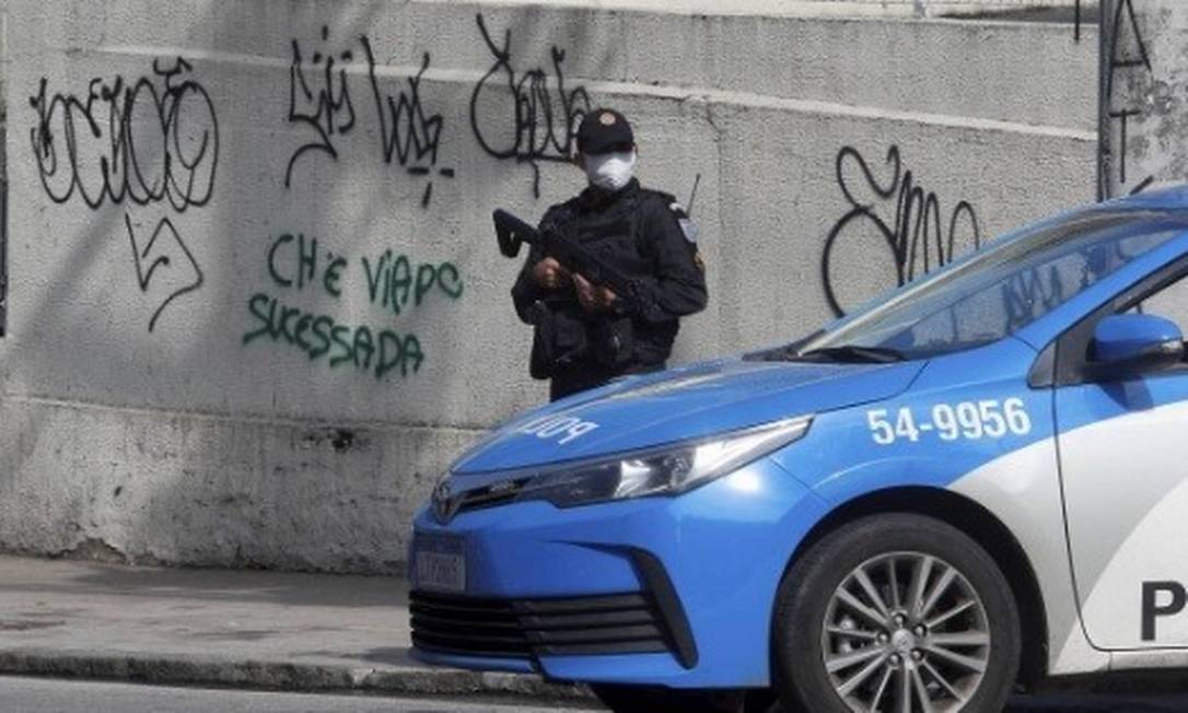 Policiamento refroçado neste sábado em um dos acessos ao Complexo do Alemão Foto: Fabiano Rocha/ Agência O Globo