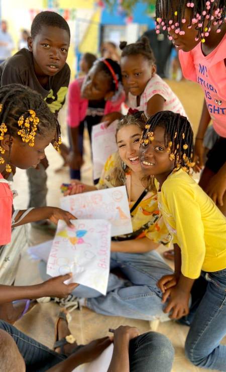 Sasha cercada por crianças na África Foto: Arquivo Pessoal