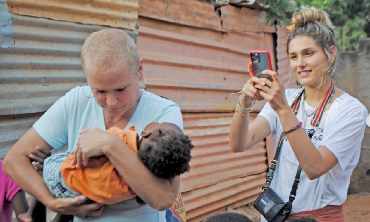 Xuxa e Sasha com crianças na Angola Foto: Arquivo Pessoal