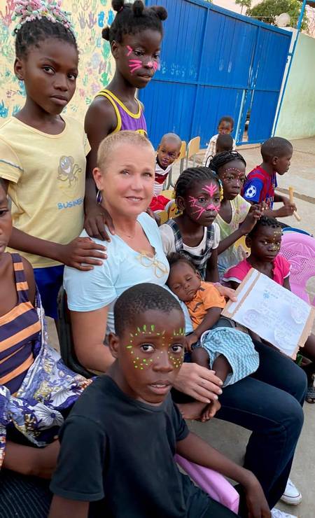 Xuxa cercada por crianças na África Foto: Arquivo Pessoal