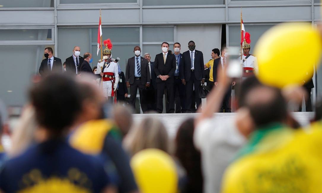 Na sexta-feira, Bolsonaro também acompanhou manifestação fora do Palácio do Planalto Foto: ADRIANO MACHADO / REUTERS
