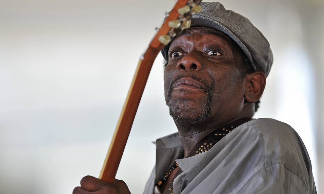 O bluesman Lucky Peterson durante show em 2015, nos Estados Unidos Foto: EVA HAMBACH / AFP
