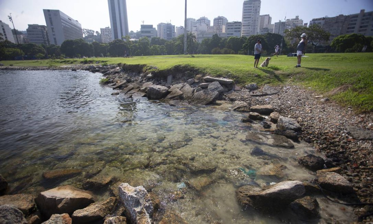 Fenômeno atraiu curiosos que quiseram ver de perto a beleza das águas limpas na enseada Foto: Márcia Foletto / Agência O Globo