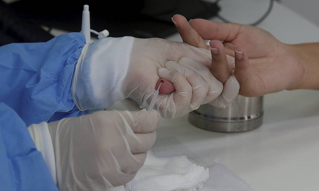 Testes rápidos feitos em profissionais de saúde de Niterói. Foto: Fabiano Rocha / Agência O Globo