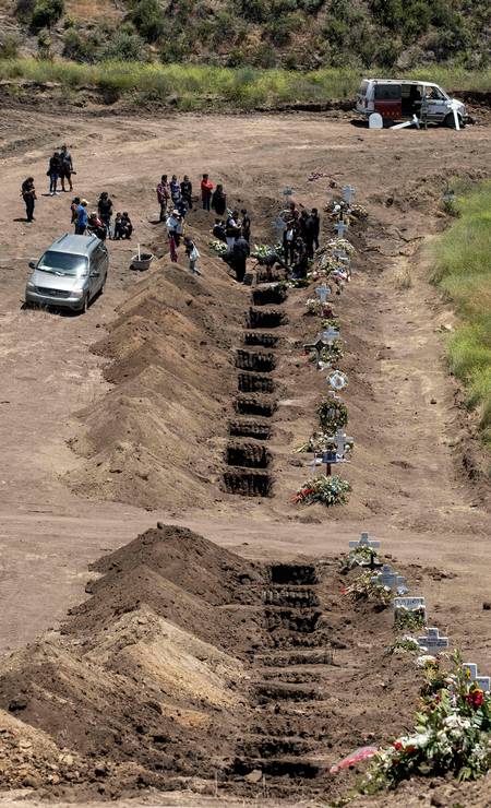 Sepultamento de uma vítima da COVID-19 em cemitério municipal em Tijuana. As recomendam cremar ou enterrar o corpo imediatamente das vítimas da doença ou casos suspeitos Foto: GUILLERMO ARIAS / AFP