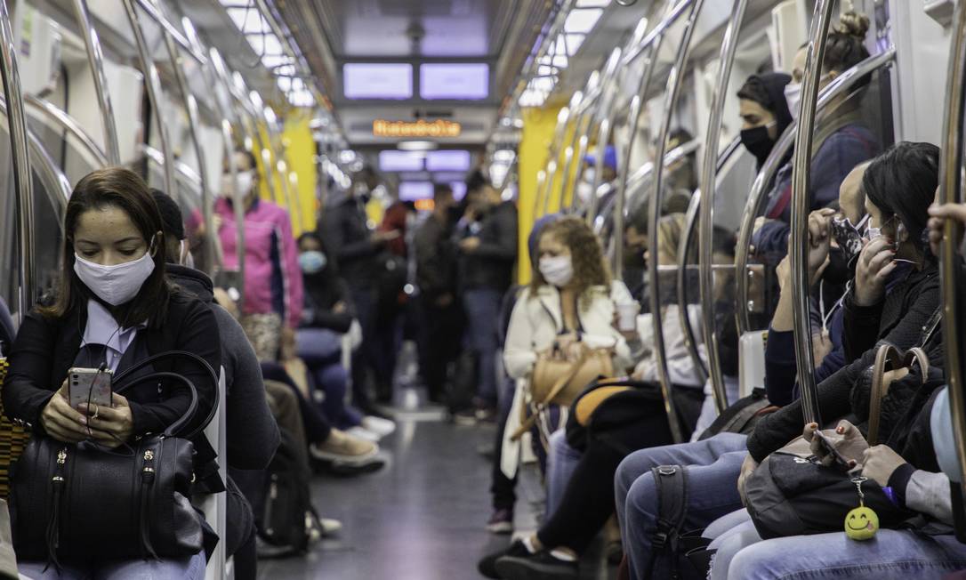 Movimentação de pessoas em vagão da Linha 4 Amarela do metrô de São Paulo na manhã desta segunda-feira (18) Foto: Fotoarena / Agência O Globo