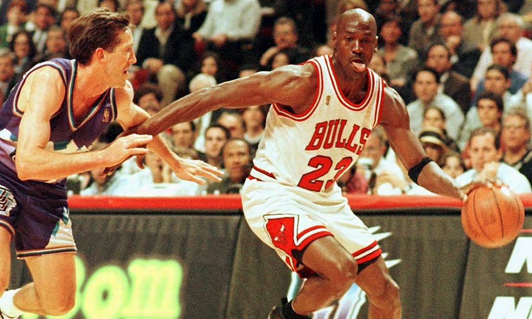 Michael Jordan em ação pelo Chicago Bulls contra o Utah Jazz, na NBA Finals de 1997 Foto: VINCENT LAFORET / AFP/04.06.1997