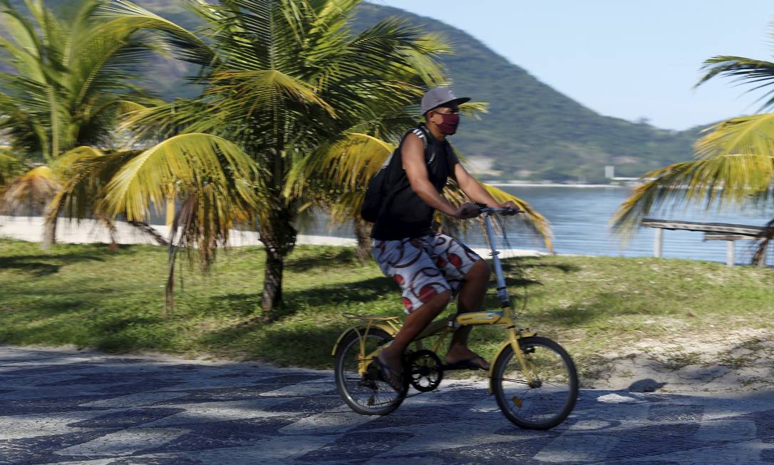 Ciclista pedala na orla de São Francisco: uso de máscara será obrigatório Foto: FABIANO ROCHA / Agência O Globo