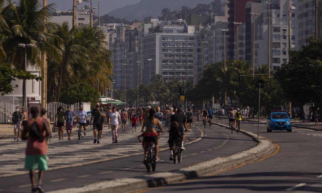 Movimentação no calçadão de Copacabana, zona Sul do Rio, no último domingo Foto: Gabriel Monteiro / Agência O Globo
