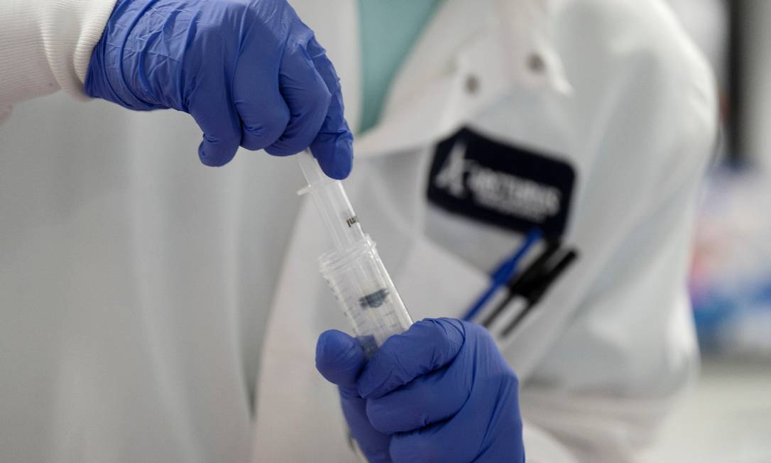 Cientista fabrica vacina contra Covid-19 em laboratório na Califórnia Foto: Bing Guan/Reuters/17-3-2020