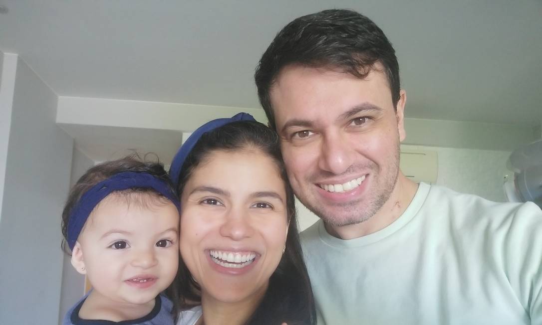 O médico Rodrigo Costa, que venceu a Covid-19, com a mulher, Amanda, e a filha Maria Clara Foto: Acervo pessoal