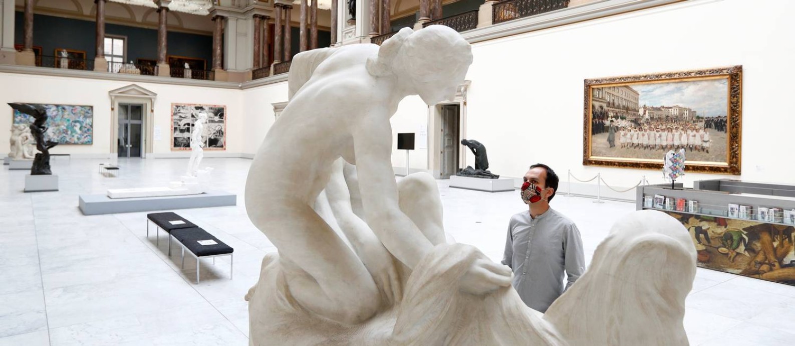 Funcionário do Museu Real de Belas-Artes da Bélgica inspeciona uma escultura, antes da reabertura da instituição Foto: FRANCOIS LENOIR / REUTERS