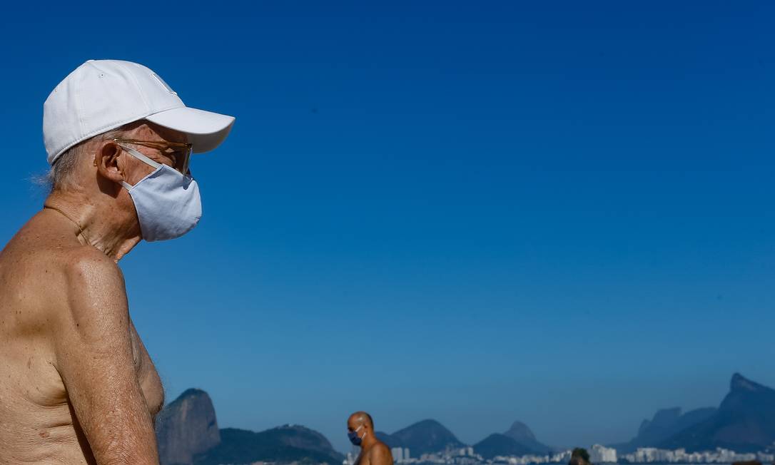 Movimento aumentou na orla de Niterói nesta quinta-feira: reabertura no município permite exercícios na praia de 6h às 9h da manhã Foto: Roberto Moreyra / Agência O Globo