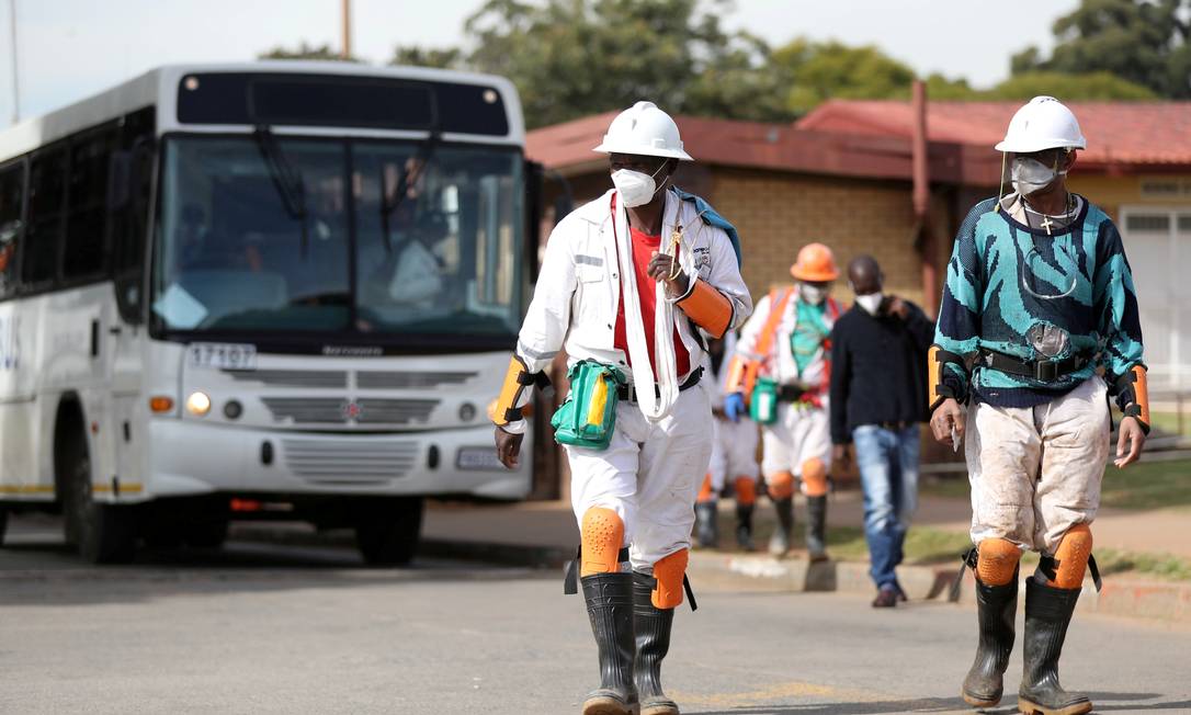 Trabalhadores da mineração usam proteção especial em Carletonville, na África do Sul Foto: Siphiwe Sibeko / REUTERS