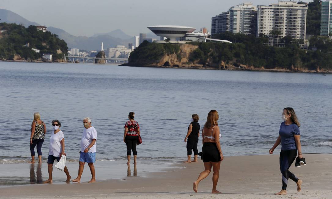 
Atividades individuais na Praia de Icaraí foram liberadas na última quinta-feira.
Foto:
FABIANO ROCHA
/
Agência O Globo
