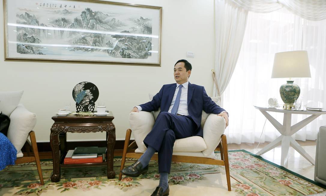 Embaixador da China, Yang Wanming, durante entrevista em Brasília Foto: Jorge William / Agência O Globo
