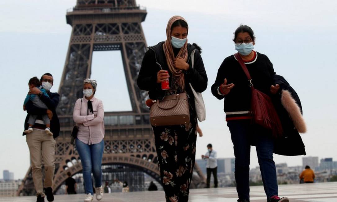 Em Paris, pessoas caminham de máscaras no Trocadero, nas proximidades da torre Eiffel Foto: Gonzalo Fuentes / REUTERS / 16-05-2020