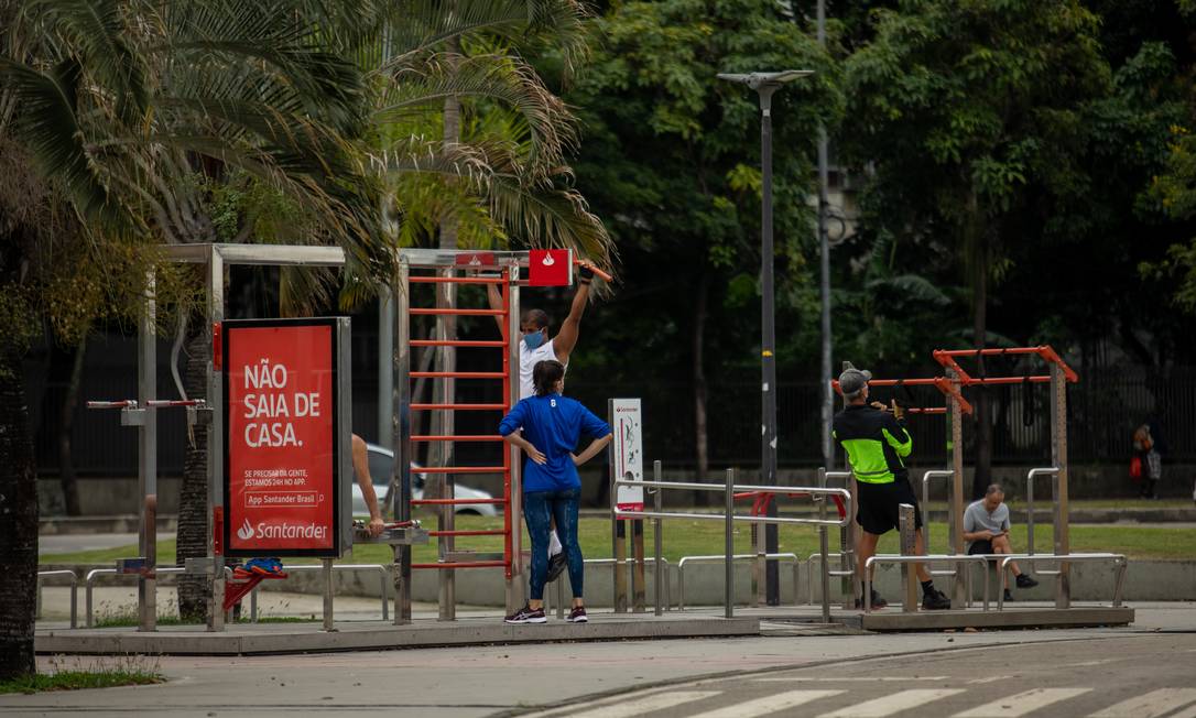 Pessoas caminham e correm sem máscara perto do hospital de campanha do Maracanã, local considerado de 'alto risco biológico' Foto: BRENNO CARVALHO / Agência O Globo