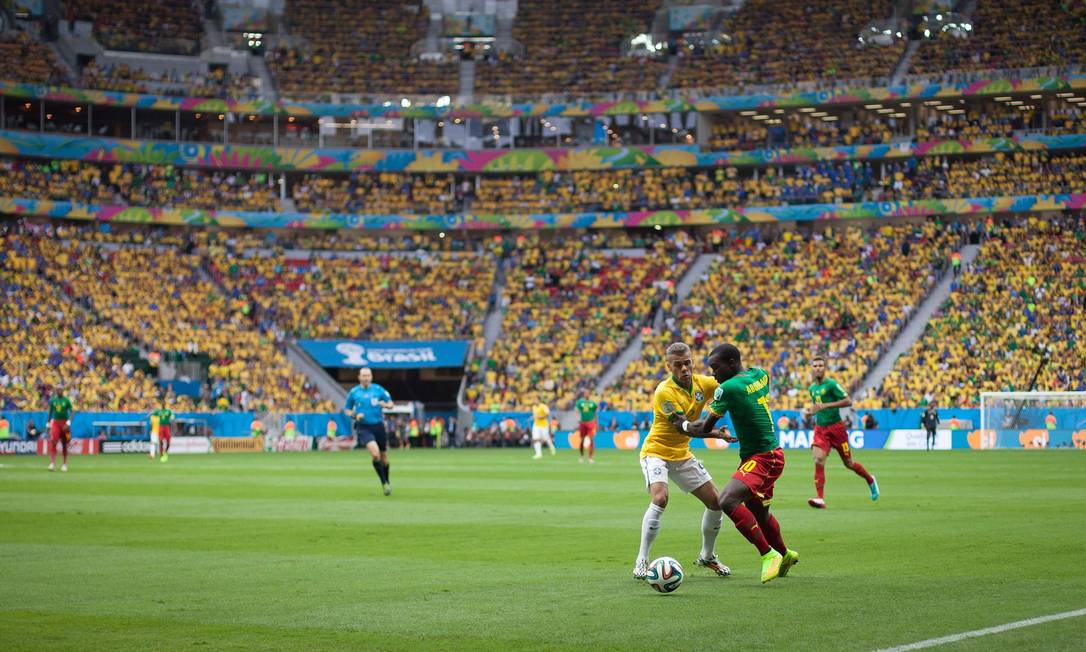 Daniel Alves tenta conter Aboubakar na Copa de 2014 Foto: Ricardo Nogueira/23.06.2014