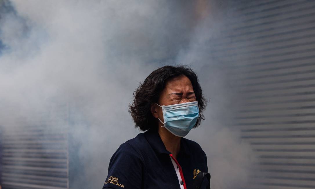Em um dos protestos mais violentos dos últimos meses em Hong Kong, policia usa gás lacrimogêno para dispersar manifestantes Foto: ANTHONY WALLACE / AFP/24-05-2020