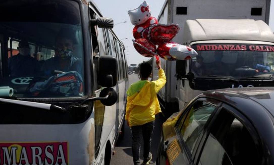 Muitos vendedores ambulantes continuaram a trabalhar apesar das restrições, para conseguir dinheiro para comer Foto: REUTERS