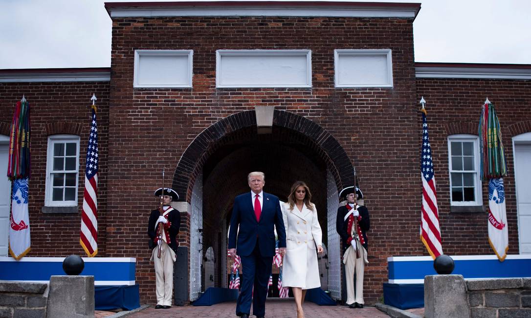 Donald Trump e a primeira-dama Melania Trump participaram de cerimônias em referência ao Memorial Day Foto: BRENDAN SMIALOWSKI / AFP