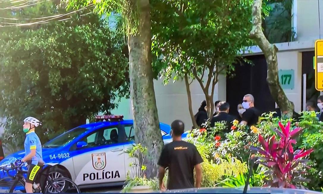 Policiais federais em frente à residência particular de Witzel, no Grajaú em maio, na operação Placebo Foto: Reprodução TV Globo