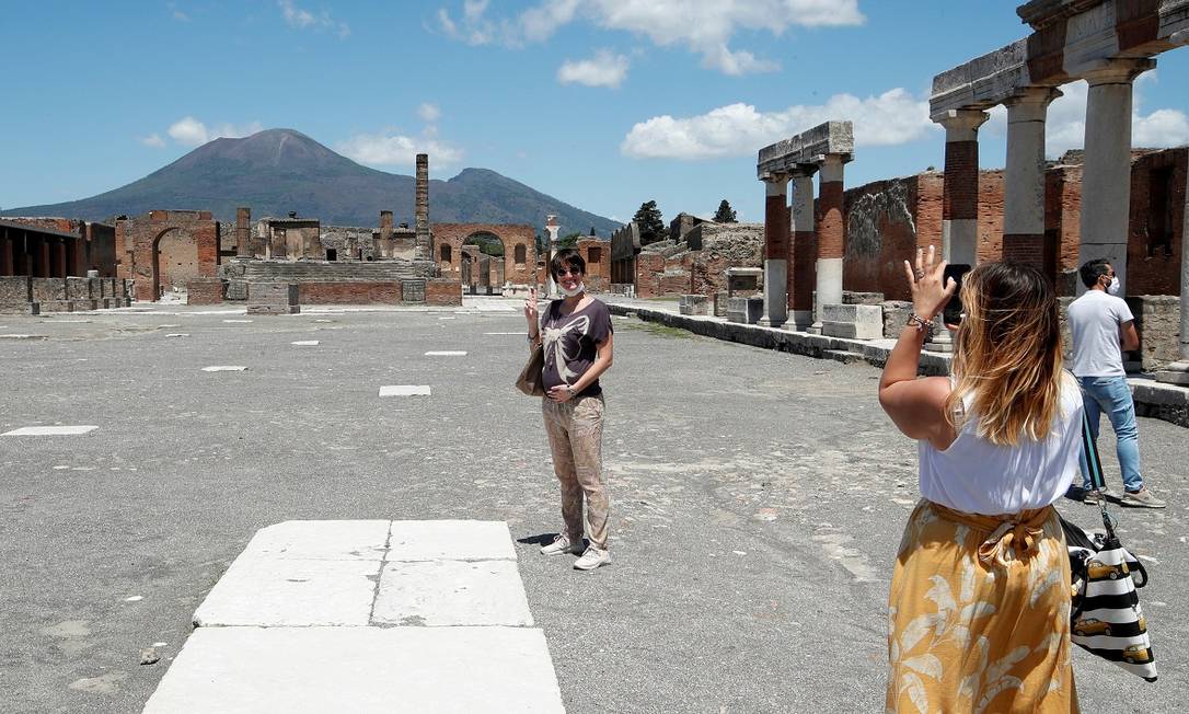 Turistas italianas visitam as ruínas de Pompeia, reabertas nesta terça Foto: Ciro de Luca / Reuters