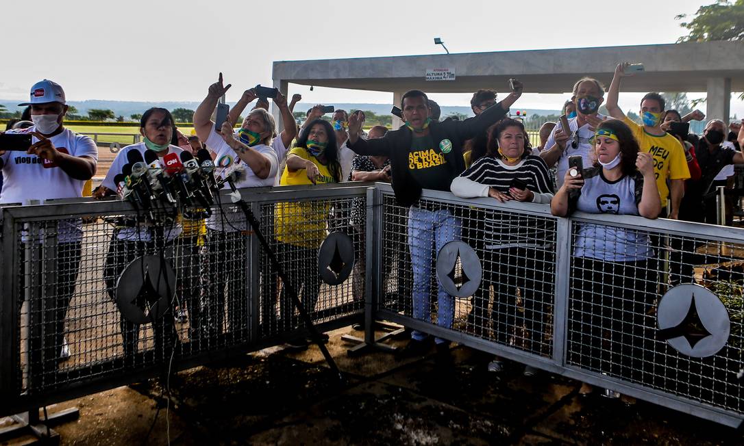 Apoiadores xingam os jornalistas que fazem cobertura diária da saída do presidente do Palácio da Alvorada Foto: Jorge William / Agência O Globo