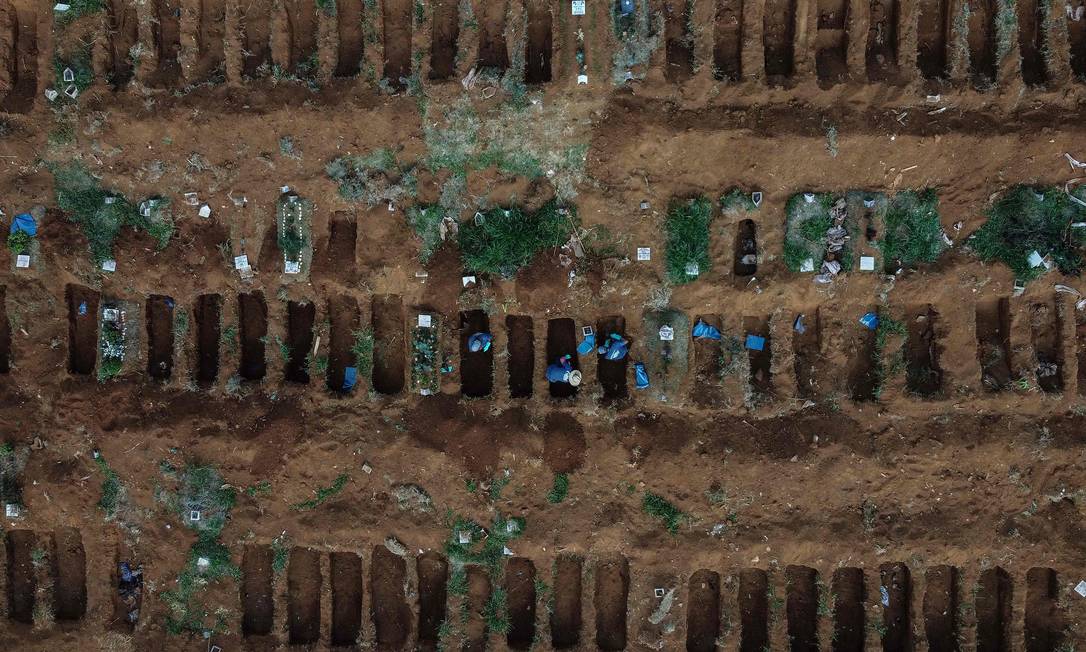 Vista aérea do cemitério de Vila Formosa, em São Paulo, em 22 de maio, durante pandemia. Foto: NELSON ALMEIDA / AFP