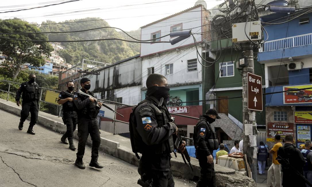 Levantamento aponta média de seis mortes por dia em operações no Rio Foto: Gabriel de Paiva / Agência O Globo