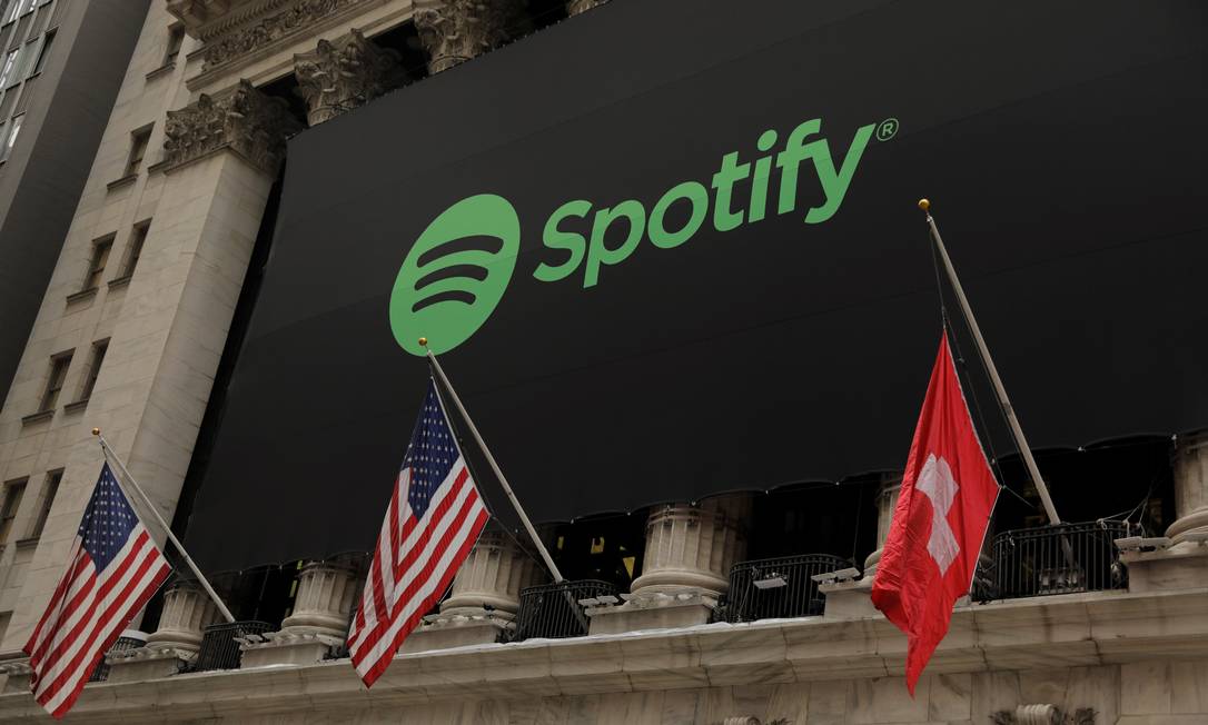 O logotipo do Spotify na fachada da Bolsa de Nova York Foto: LUCAS JACKSON / Reuters
