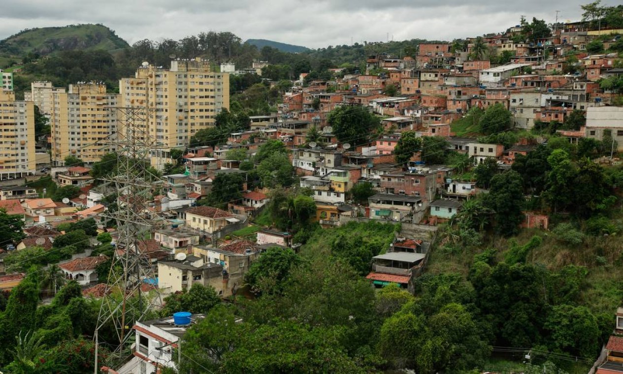 Bairro do Fonseca, em Niterói, à margem da Alameda São Boaventura, um dos principais acessos à cidade Foto: Brenno Carvalho / Agência O Globo