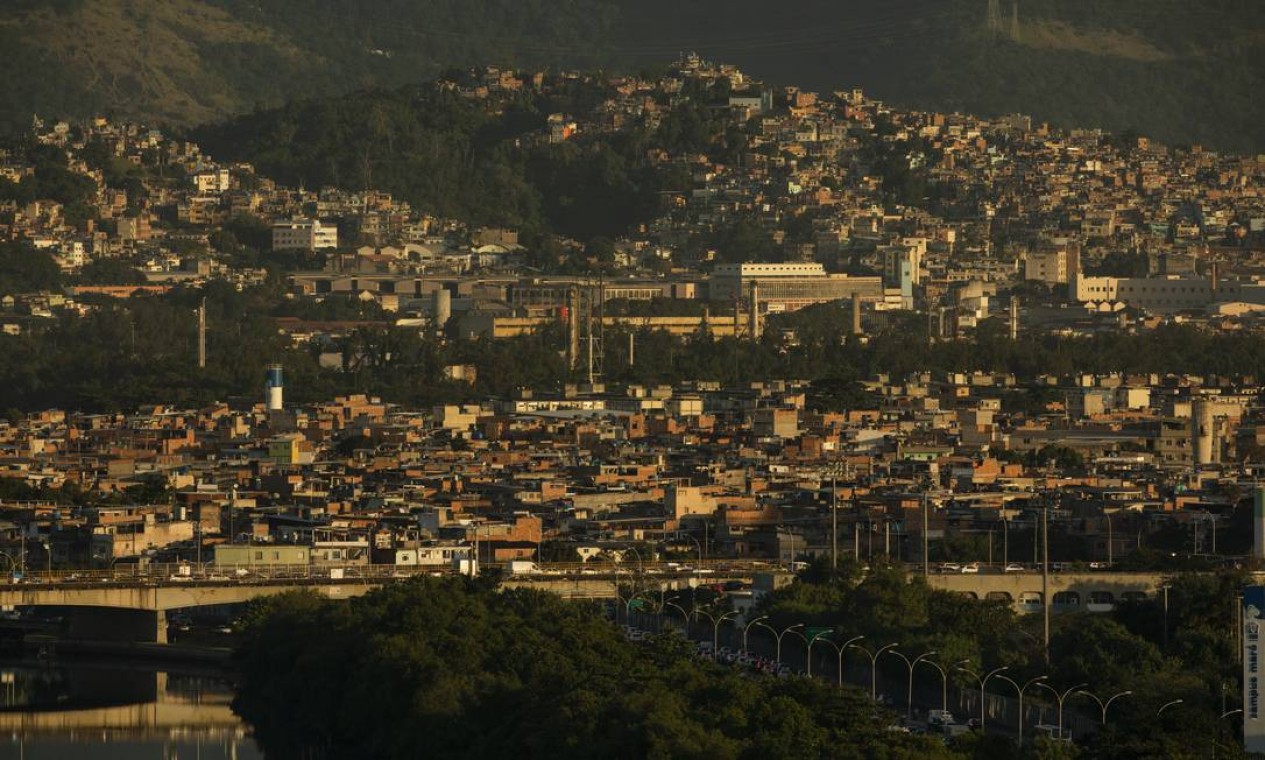 Complexo de favelas da Maré, às margens da Linha Vermelha, via expressa que liga a cidade do Rio à Baixada Fluminense Foto: Gabriel Monteiro / Agência O Globo