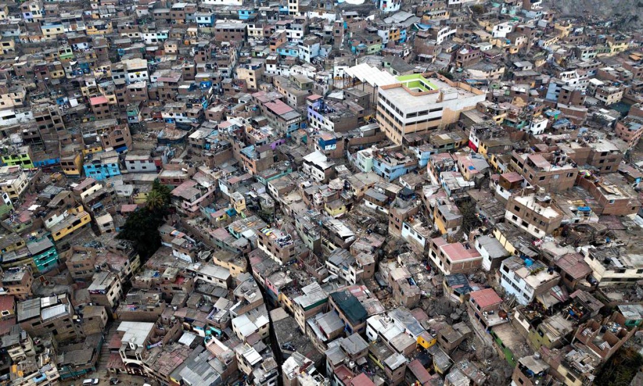 Favela na colina de San Cristobal, nos arredores de Lima, capital do Peru Foto: Cris Bouroncle / AFP