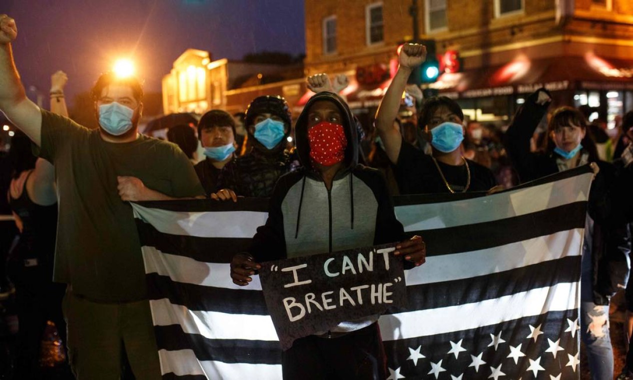 "Eu não consigo respirar". Americanos protestam depois de homem negro morrer após ser sufocado por um policial na cidade de Minneápolis Foto: Kerem Yucel / AFP