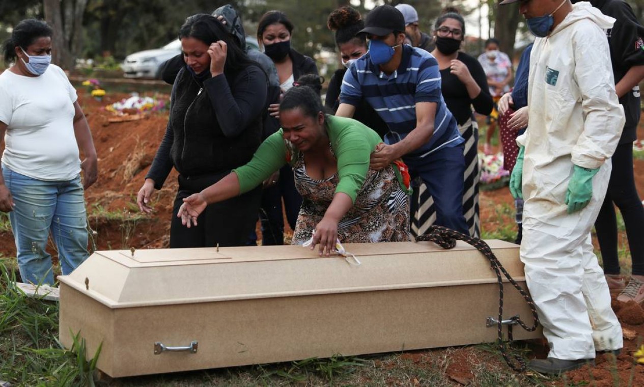 Parentes acompanham enterro de uma vítima do novo coronavírus, no cemitério de Vila Formosa, o maior cemitério do Brasil, em São Paulo Foto: AMANDA PEROBELLI / REUTERS