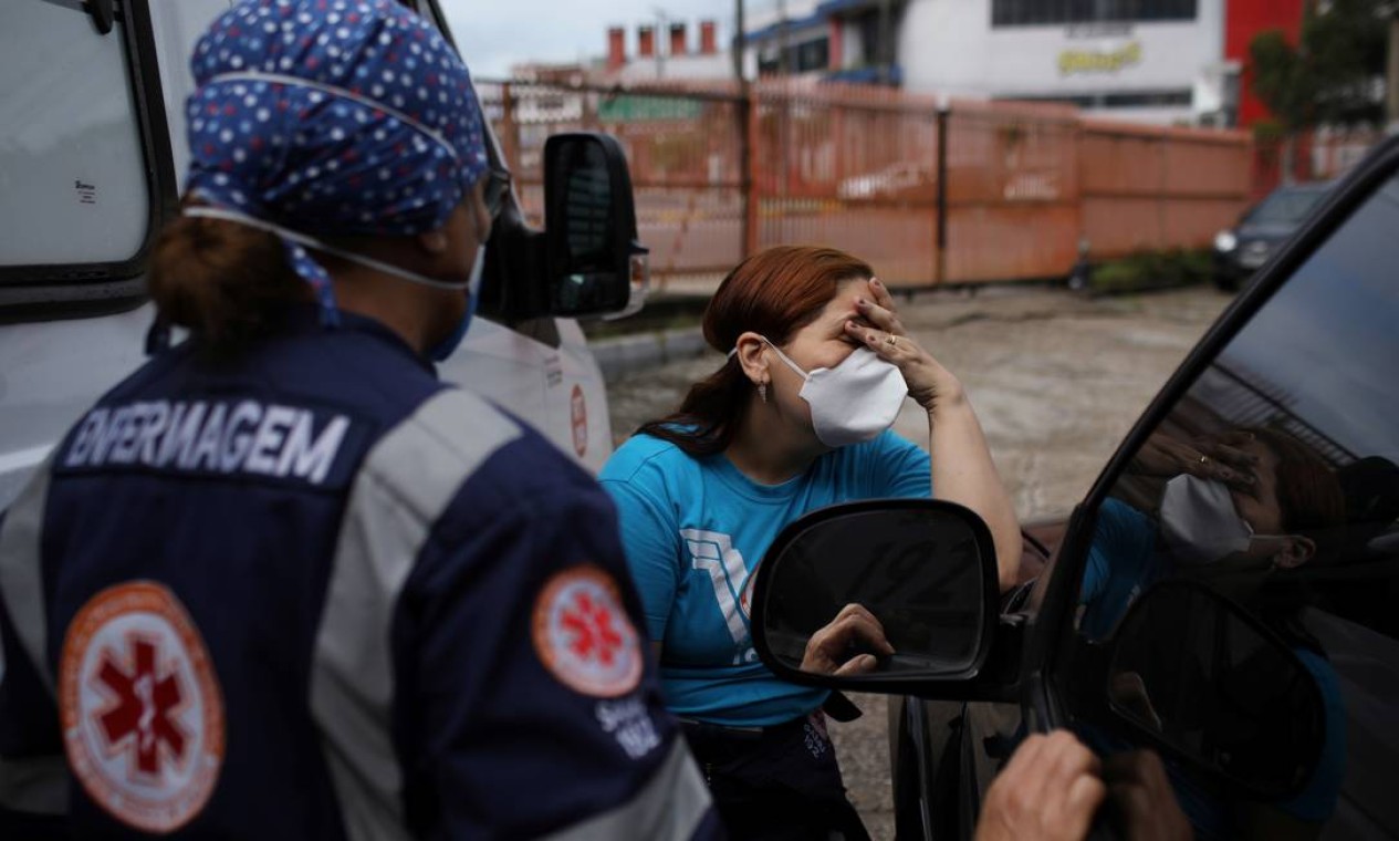 Alessandra Said, 45, médica do Serviço de Resgate de Emergência (SAMU), reage após receber notícias sobre outro colega que foi infectado durante a disseminação da doença, em Manaus Foto: BRUNO KELLY / REUTERS