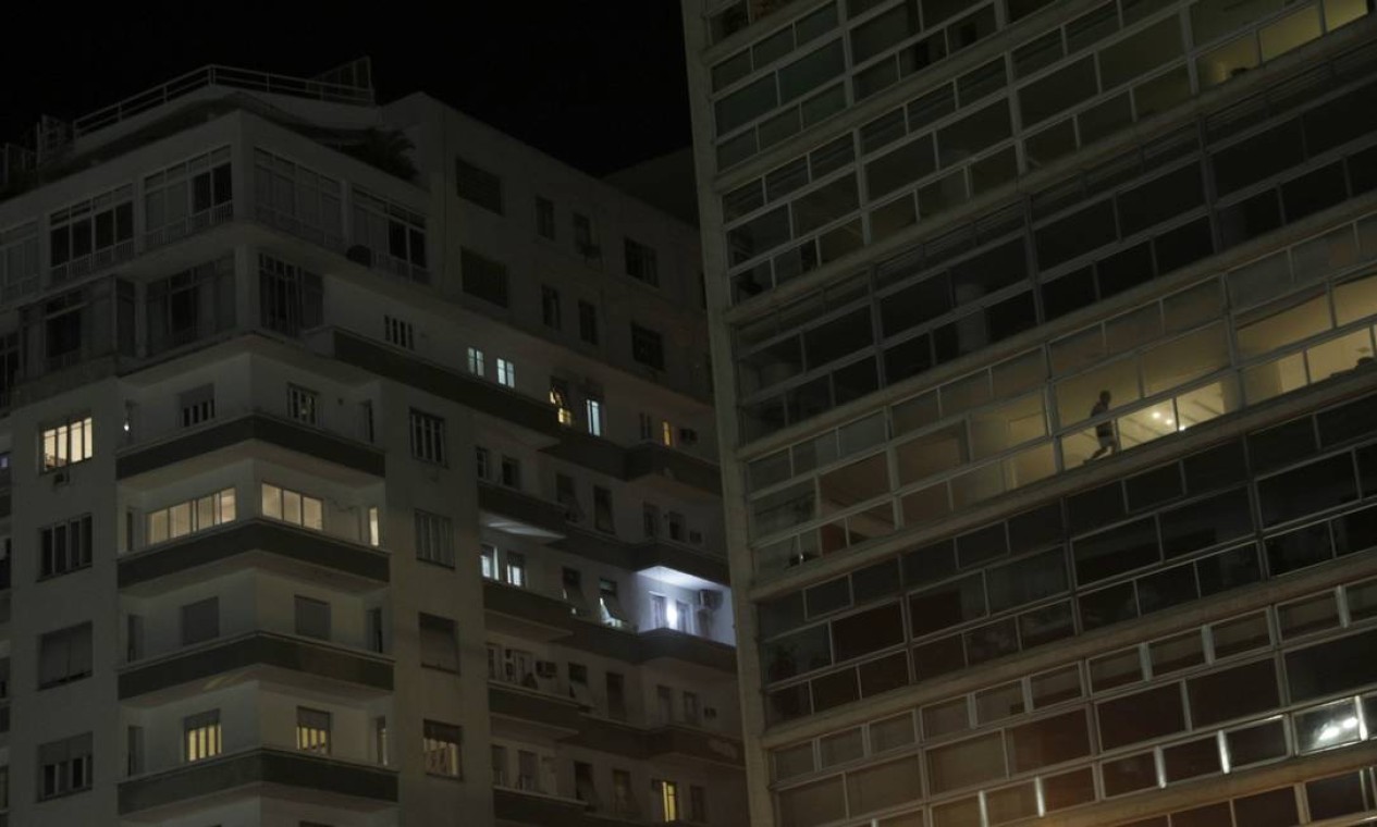 Homem corre dentro de seu apartamento durante o surto de coronavírus o Rio de Janeiro Foto: RICARDO MORAES / REUTERS