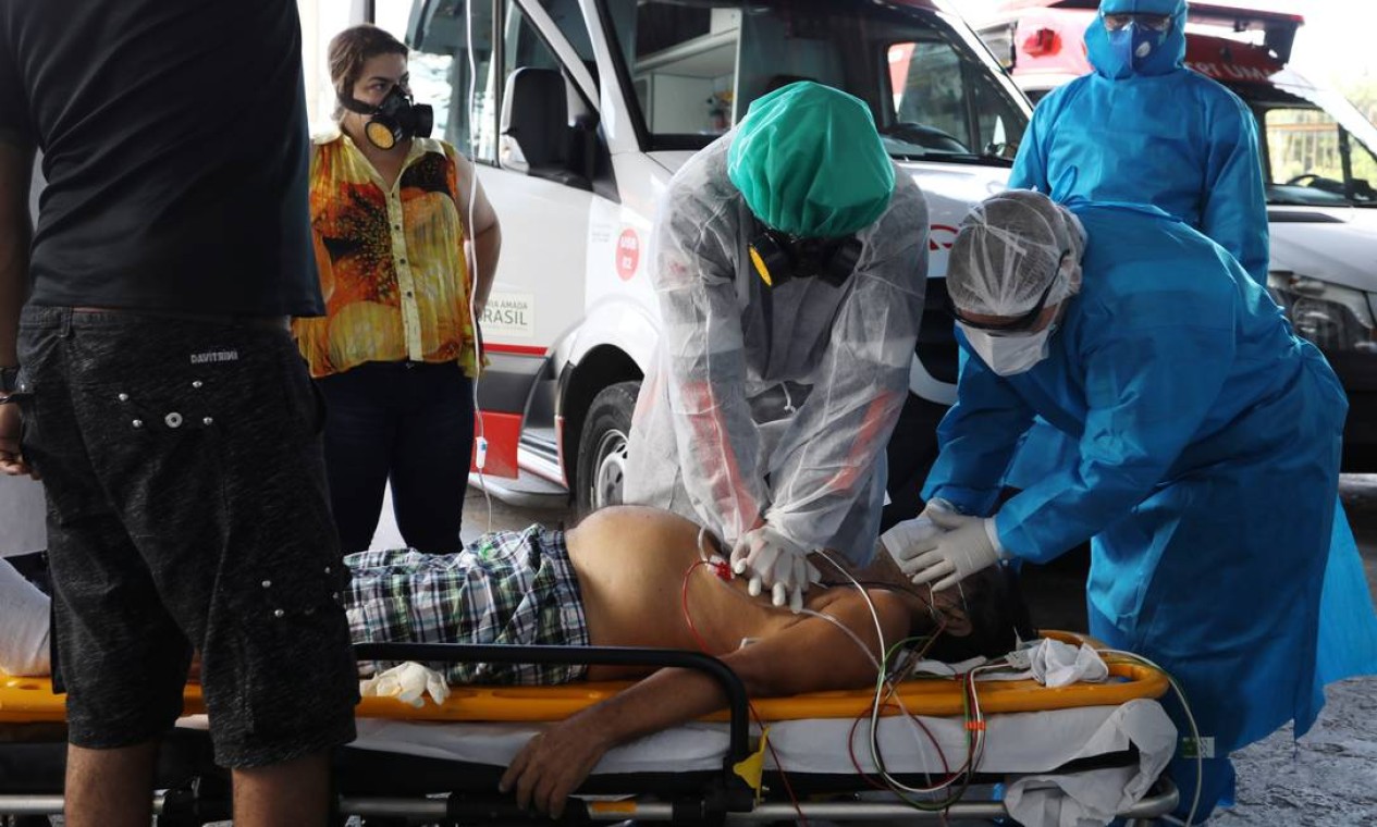 Médicos do Serviço de Resgate de Emergência (SAMU) tentam reanimar um paciente com suspeita de COVID-19, em Manaus Foto: BRUNO KELLY / REUTERS