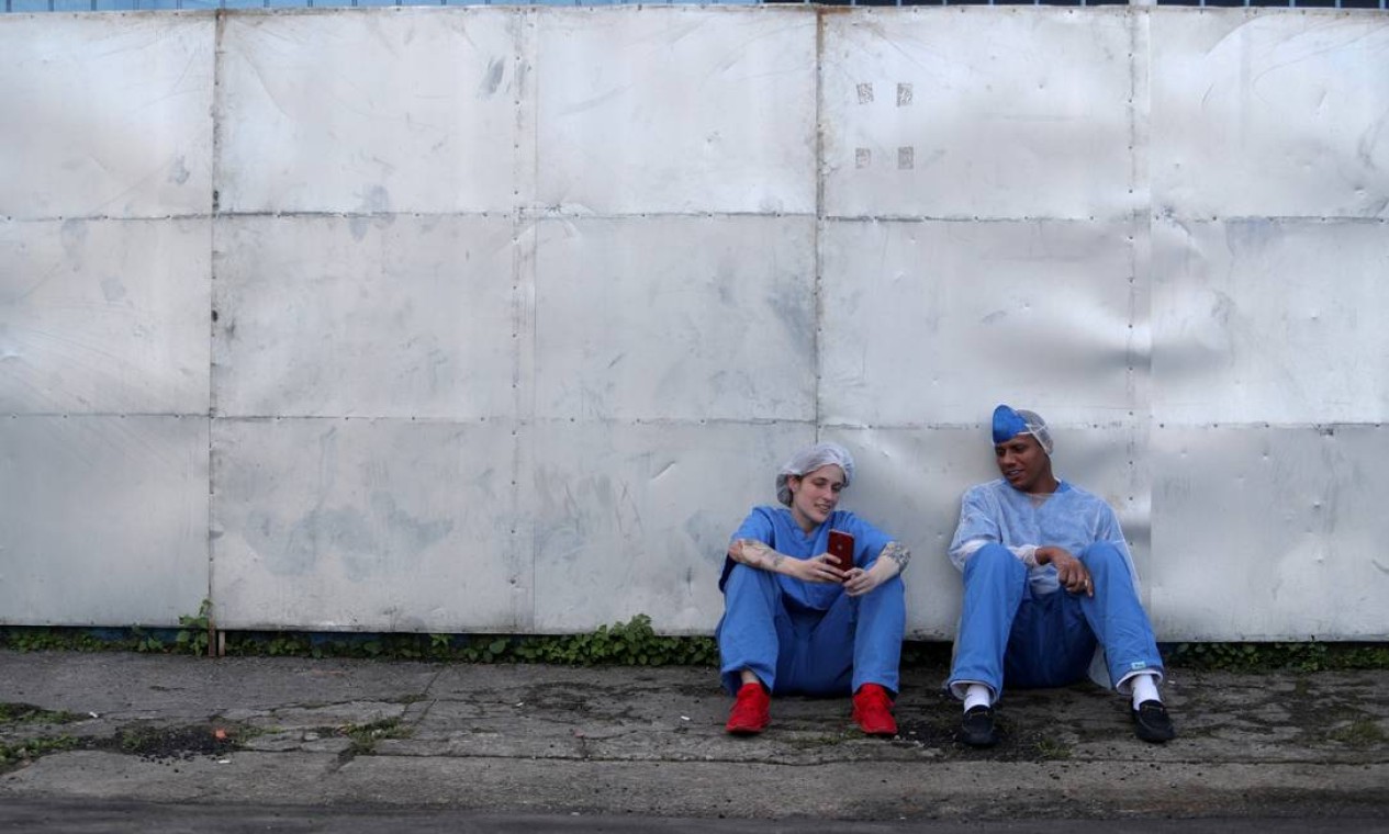 A médica Luciana Souza e o enfermeiro Edson dos Santos conversam enquanto fazem uma pausa em um hospital de campanha criado para tratar pacientes com COVID-19 em Guarulhos, São Paulo Foto: AMANDA PEROBELLI / REUTERS