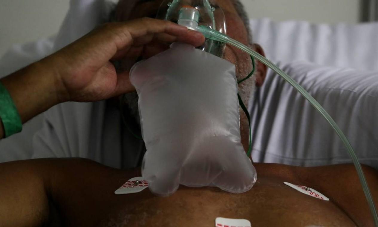 Paciente com COVID-19 é tratado na Unidade de Terapia Intensiva (UTI) de um hospital de campanha em Guarulhos, São Paulo Foto: Amanda Perobelli / Reuters - 12/05/2020
