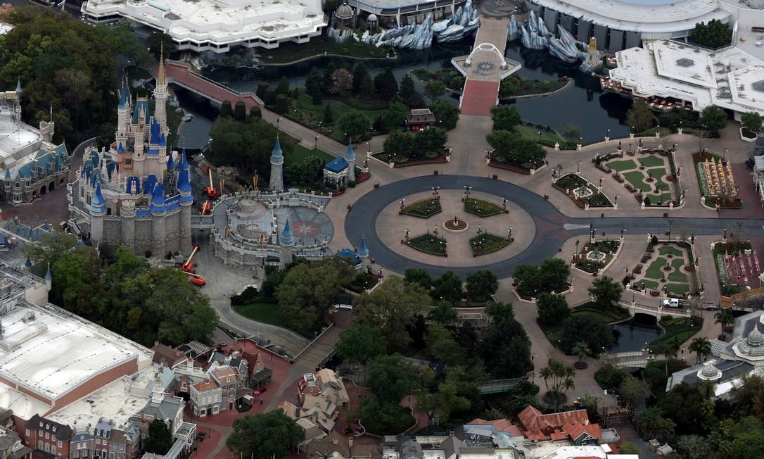 O Magic Kingdom, no Walt Disney World, foi fechado por causa da pandemia de coronavírus Foto: Gregg Newton / REUTERS