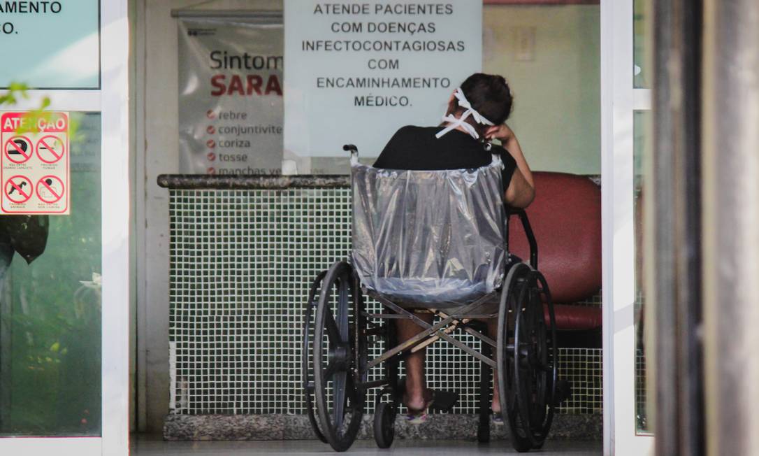 Mulher observa aviso sobre atendimento médico a pacientes com Covid-19 em Fortaleza: análise ética de pesquisas sobre a doença preocupa governo federal Foto: Mateus Dantas/Zimel Press/17-4-2020