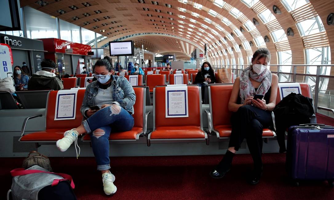 Passengers, wearing protective face masks, wait to board an Air France flight to Mexico City in Terminal 2E at Paris Charles de Gaulle airport in Roissy-en-France during the outbreak of the coronavirus disease (COVID-19) in France, May 6, 2020. REUTERS/Benoit Tessier Foto: BENOIT TESSIER / REUTERS