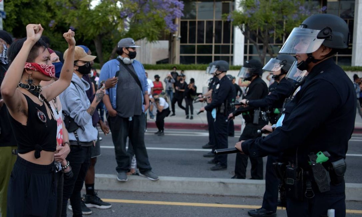 Manifestantes encaram a polícia de choque no centro de Los Angeles, Califórnia Foto: AGUSTIN PAULLIER / AFP