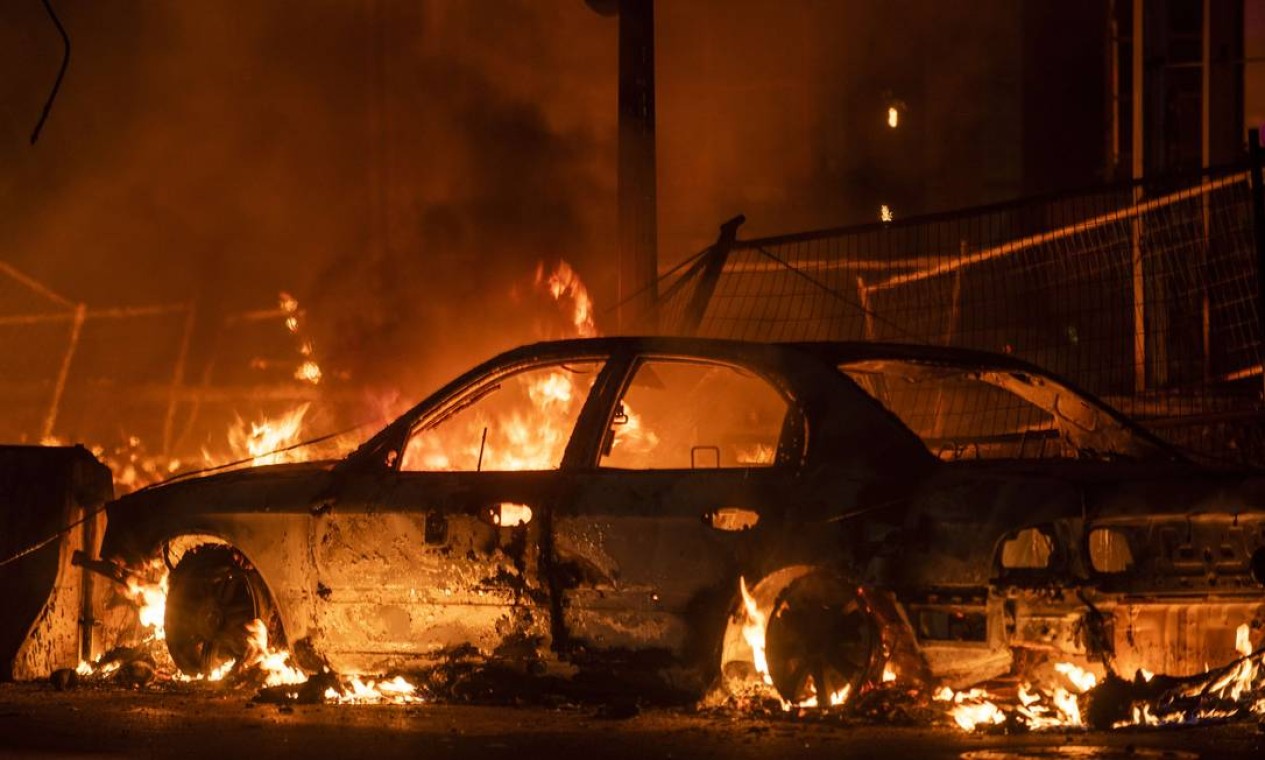 Carro foi incendiado durante protestos contra os policiais do 3º Distrito, em Mineápolis, envolvidos no assassinato de George Floyd Foto: Stephen Maturen / AFP