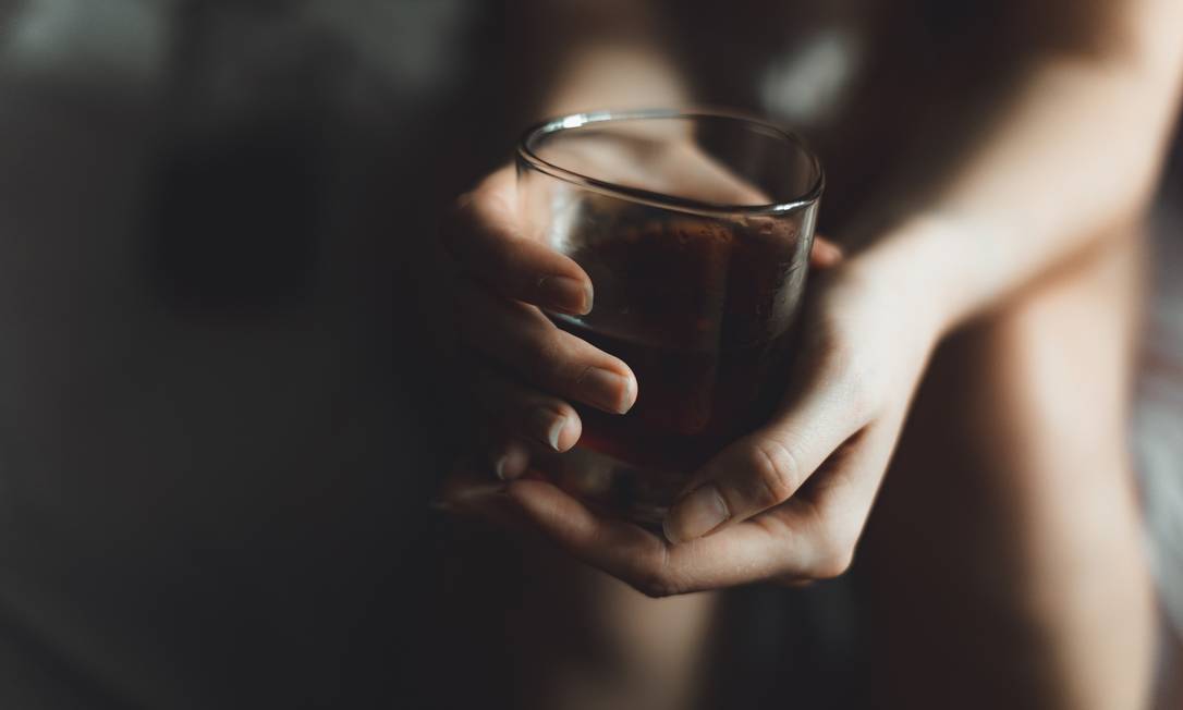 Alcoolismo feminino Foto: Shutterstock