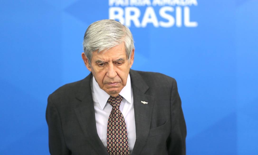 O ministro do GSI, Augusto Heleno, durante cerimônia no Palácio do Planalto Foto: Jorge William/Agência O Globo/01-04-2020